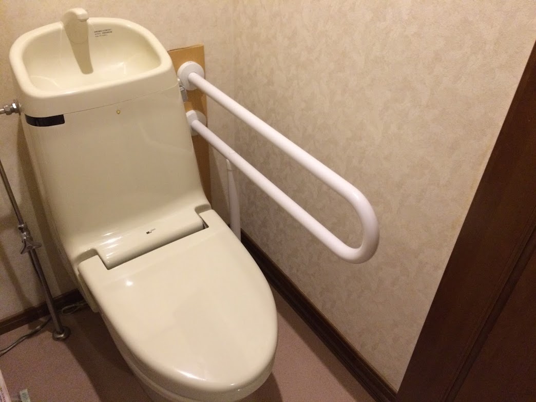トイレに転倒防止のために手すりを付けました。